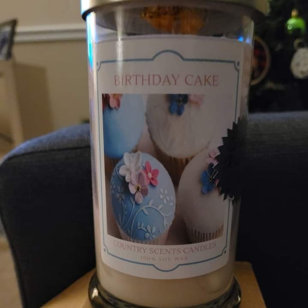 Country scents candle with size 9 ring